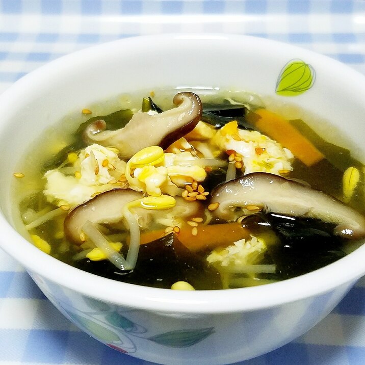 鶏ガラde超簡単！豆モヤシとワカメのかき玉スープ